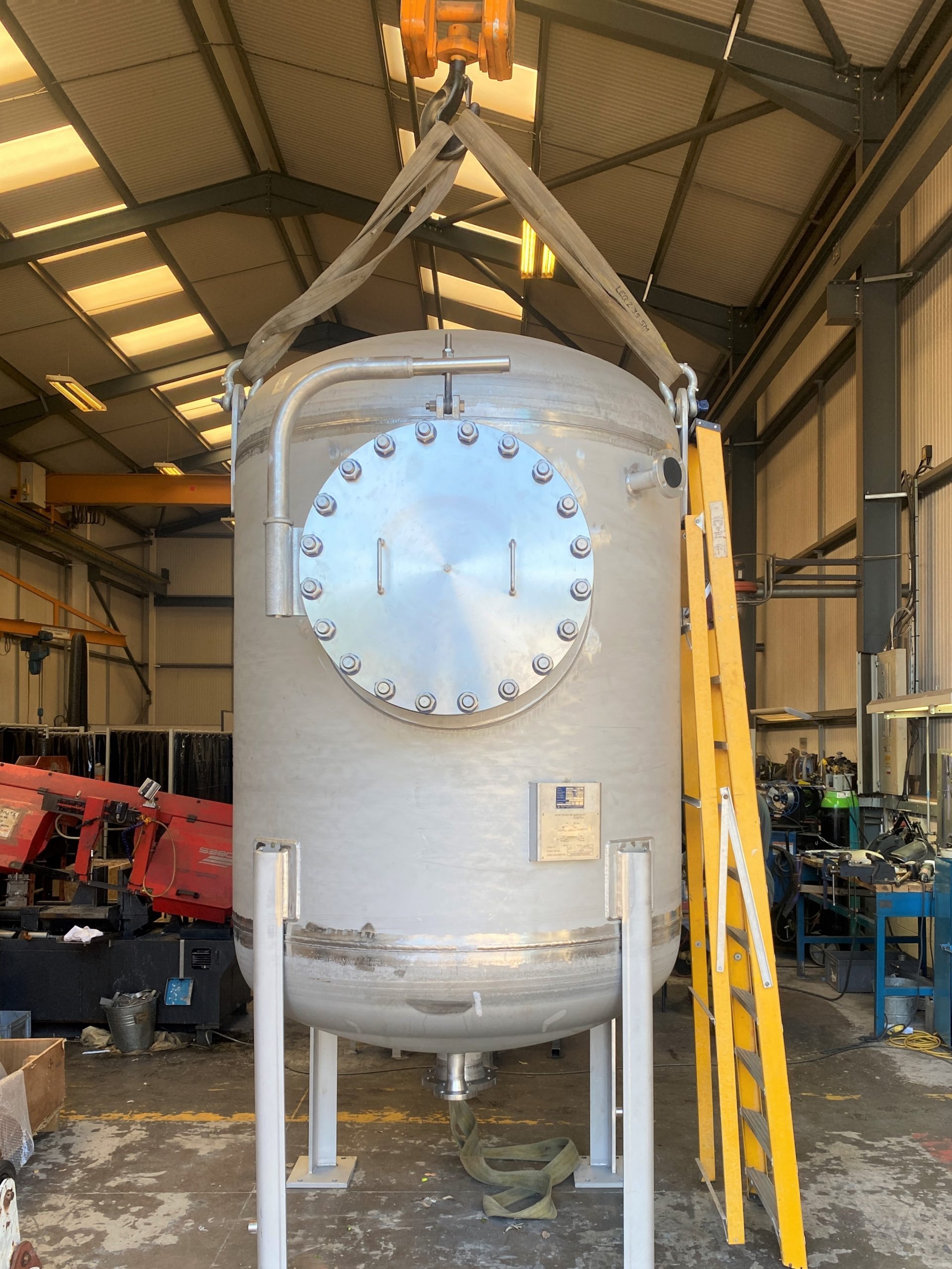 Stainless steel pressure vessel for pure water filtration used in the hydrogen industry
